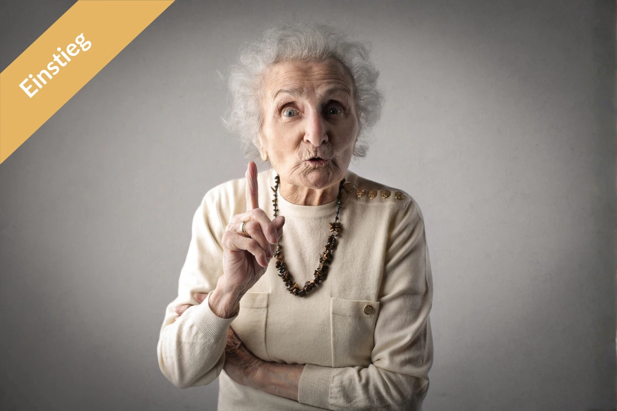 ältere Frau zeigt mit Finger – Training bei Belastungsinkontinenz